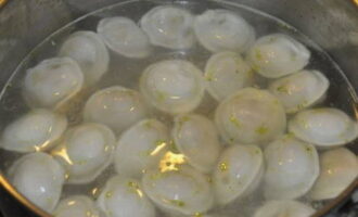 Hoe dumplings thuis in de oven koken? We laten de dumplings koken tot ze half gaar zijn en laten ze dan iets afkoelen.