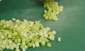 Hur lagar man italiensk minestronesoppa enligt det klassiska receptet hemma? För att säkerställa att processen går smidigt kommer vi att förbereda alla grönsaker innan vi börjar laga mat. Tvätta löken, morötterna och rotsellerin noga, skala och skär i ganska små tärningar. 