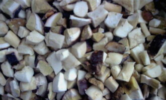 Snijd de champignons in kleine blokjes en voeg ze toe aan de ontbijtgranen. Bak 2-4 minuten en giet dan de inhoud van de pan met witte wijn. Het is belangrijk om de rijst voortdurend te roeren om te voorkomen dat deze aanbrandt.