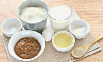 Com cuinar deliciosos pastissos amb melmelada al forn? Els ingredients com els ous i la melmelada de poma han d'estar a temperatura ambient. Per tant, els retirem de la nevera amb antelació. Escalfeu la llet a uns 36 graus. També mesurem la quantitat necessària de tots els altres components.