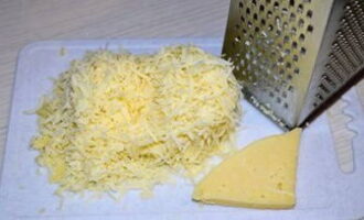 Cum să gătești khachapuri leneș cu chefir și brânză într-o tigaie? Pentru umplutură, puteți rade imediat brânza pe răzătoarea grosieră. Alegeți soiuri tari sau semidure.