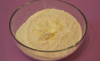 Com cuinar el khachapuri Megrelian segons una recepta georgiana real a casa? Comencem amb la prova. Tamisar mig quilo de farina en un plat fons i afegir la margarina suau.