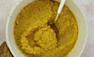 Paano magluto ng simple at masarap na lentil cutlet? Una sa lahat, pakuluan ang pangunahing produkto - lentil. Ibuhos ang mga hugasan na munggo sa isa at kalahating baso ng tubig at lutuin ng 15-20 minuto pagkatapos kumukulo sa inasnan na tubig, patuloy na pagpapakilos. 