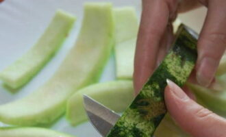 Cum să faci dulceață simplă din coajă de pepene verde pentru iarnă? Spălăm bine coaja boabei gigantice sub jet de apă și separăm componenta albă de coaja verde densă.