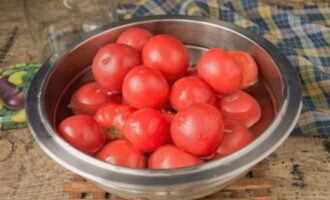 Com preparar tomàquets amb tapa de pastanaga per a l'hivern? Comencem de seguida seleccionant tomàquets aptes per a l'escabetx i esbandir-los amb abundant aigua. Després d'això, és millor col·locar-los sobre una tovallola seca perquè no estiguin massa mullats.