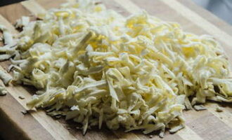Cum să gătești khachapuri din aluat foietaj cu brânză la cuptor? In ciuda faptului ca branza este moale, se rade foarte usor daca tine mai intai o bucata in frigider sau congelator. Transferați apoi brânza mărunțită într-un castron uscat.