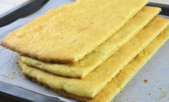 Lăsați produsul să se răcească ușor și împărțiți-l în mai multe părți.