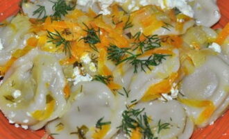 Gebakken dumplings in de oven zijn klaar! Schik ze op borden of serveer ze meteen in potten. Eet smakelijk!