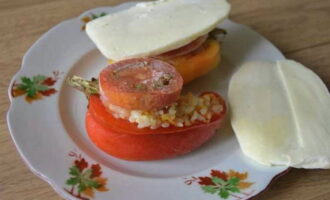 I cobriu el pebrot restant amb llesques de formatge (sense tallar-lo) - per varietat.