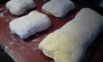 Ilipat ang produkto sa isang baking sheet. Maghurno ng mga 20-30 minuto sa 180 degrees.