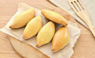 Col·loqueu les peces, amb la costura cap avall, en una safata de forn folrada amb una làmina de pergamí i coure durant 30-40 minuts en un forn preescalfat a 180 graus. En aquest cas, passats els primers 15 minuts, retireu-los del forn i arrebossem-los amb ou batut. Això els farà suaus i encara més apetitosos.