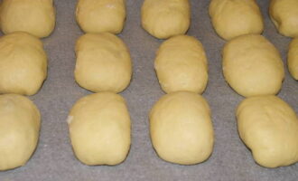 Havent aplanat la costura, col·loqueu els panets formats amb farcit en una safata per al forn.