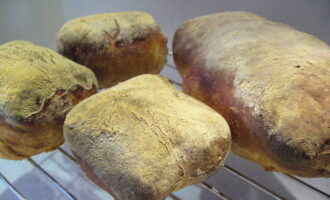Ilagay ang natapos na ciabatta sa isang wire rack at hayaan itong lumamig.