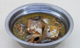 Chuyển cá thu đao cùng với nước ép vào đĩa sâu lòng và chủ động dùng nĩa nghiền nhuyễn, thêm muối. Chuyển cá thu đao cùng với nước ép vào đĩa sâu lòng và chủ động dùng nĩa nghiền nhuyễn, thêm muối.