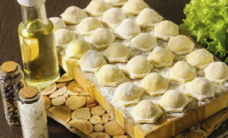 Hoe maak je snel en smakelijk gefrituurde dumplings in een koekenpan? U hoeft de dumplings niet te ontdooien voordat u ze gaat koken.