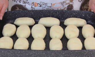 Ilagay ang mga pie sa isang baking dish, tahiin ang gilid pababa, at brush na may manipis na layer ng pinaghalong gawa sa isang itlog at isang kutsarita ng gatas. Takpan muna ang mga piraso ng isang tuwalya sa loob ng 10-15 minuto, at pagkatapos ay maghurno sa isang oven na preheated sa 190-200 degrees nang hindi hihigit sa 30 minuto.