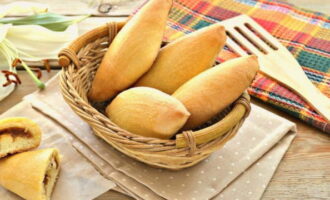 Passat el temps especificat, sens dubte sentiràs l'aroma i no podràs evitar notar un rubor agradable. Això indicarà la preparació dels pastissos i la vostra disposició per preparar el te. Abans de servir, deixeu-los refredar una estona a temperatura ambient.