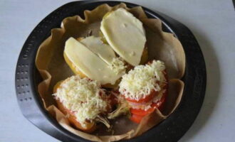 També posem les meitats amb mozzarella en una safata de forn.