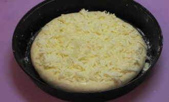 Lubriqueu la peça de treball amb la barreja d'ou i crema agra i espolseu-hi els 50 grams de suluguni restants.