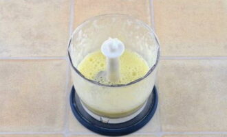 Pune lămâile și zahărul într-un blender. Tel.