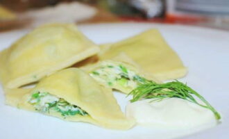 Saftig ravioli med ost enligt det italienska receptet är klar. Du kan servera den till bordet!