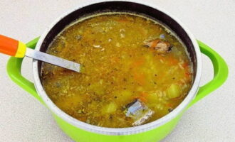 Trộn cá thu đao với các nguyên liệu còn lại và nấu khoảng 3-4 phút ở lửa nhỏ. Trộn cá thu đao với các nguyên liệu còn lại và nấu khoảng 3-4 phút ở lửa nhỏ.