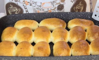 Ilipat ang mainit na pie mula sa baking sheet papunta sa isa pang lalagyan at palamig. Sakto sa paghahanda ng mga inumin at pag-aayos ng mesa. 