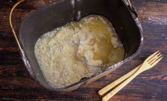 Hoe maak je heerlijke kooltaarten? Het deeg kan worden bereid met een broodmachine. Doe eerst de droge ingrediënten in de emmer, daarna de vloeibare, selecteer de gistdeegmodus en wacht op de pieptoon. Of meng alle ingrediënten in een kom en kneed tot een soepel deeg. Laat het afgewerkte deeg op een warme plaats staan ​​om te laten rijzen.