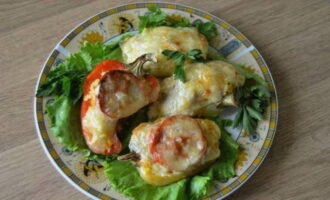 Els pebrots farcits al forn ja estan a punt! Serviu calent combinat amb fulles d'enciam fresques. Bona gana! 