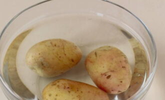Abans de coure les patates al forn, renteu-les bé sota l'aigua.