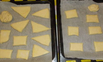 Breng het product over op een bakplaat met perkament. Breng het product over op een bakplaat met perkament.