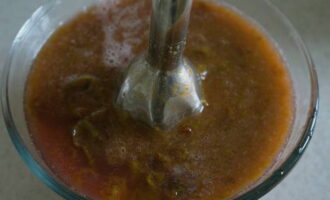 Cum se prepară gem groasă din prune fără sâmburi pentru iarnă? Prunele trebuie să fie foarte coapte. Spălați-le, îndepărtați semințele, puneți-le într-o cratiță, adăugați apă și gătiți timp de 15 minute. Se face piure de prune bine fierte într-un blender.