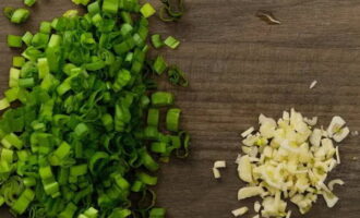 Hur man gör en burrito hemma med ett klassiskt recept? Finhacka salladslöken och vitlöksklyftorna. Stek lök och vitlök i vegetabilisk olja.