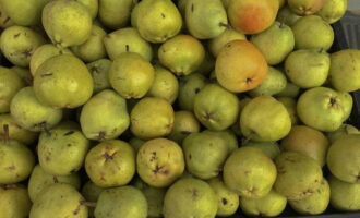 Cum să faci dulceață de pere pentru iarnă? Sortați perele și spălați-le bine. Cum să faci dulceață de pere pentru iarnă? Sortați perele și spălați-le bine.