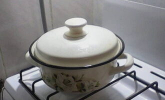 Doe de ontbijtgranen in een pan en vul deze met vier glazen water. Breng aan de kook en laat nog 5 minuten op hoog vuur staan.