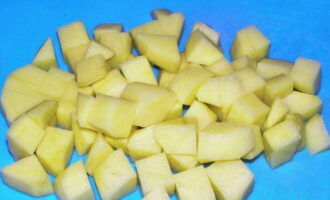 Peleu unes quantes patates i talleu-les a trossos petits.