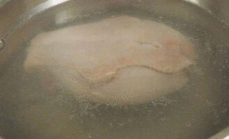 Col·loqueu el pit rentat en una cassola i ompliu-lo amb aigua purificada. Cuini la carn al foc fins que estigui tendra, uns 30 minuts. L'aigua s'ha de salar al gust.