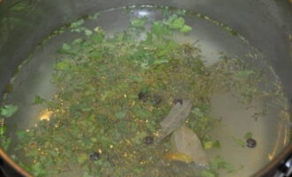 Giet water in een aparte pan en breng het aan de kook, voeg dan peper, zout, laurier en kruiden toe en kook alles gedurende 5 minuten.