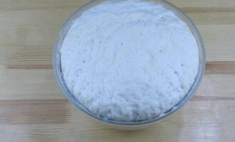 Să începem testul. Adaugati zaharul, sarea, drojdia si uleiul vegetal in apa calduta, amestecati totul bine si adaugati treptat faina. Framantam aluatul si lasam la loc caldut la dospit pana isi dubleaza volumul.