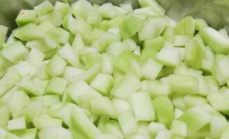 Măcinați pulpa rezultată în cuburi sau bețișoare de dimensiuni medii. Se intepa fiecare bucata de fructe cu o furculita, se dilueaza bicarbonatul de sodiu intr-un pahar cu apa si se toarna peste cruste, adaugand inca 5 pahare de apa curata. Lăsați ingredientele în apă cu sodă timp de 4 ore, apoi scurgeți excesul și umpleți-l din nou cu apă curată timp de o jumătate de oră. După ce timpul a trecut, scăpăm de lichid și clătim din nou bine.