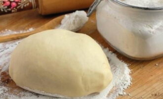 Knåda ingredienserna tills du får en tät deg.