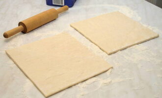 Paano magluto ng khachapuri na may keso sa oven sa bahay? I-thaw ang puff pastry nang lubusan sa temperatura ng kuwarto. Alikabok ng harina ang ibabaw ng trabaho at igulong ang kuwarta dito.