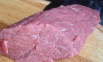 Rostbiff är lätt att tillaga hemma med ett klassiskt recept. Endast färskt, ofrossat kött är lämpligt till rostbiff. Sätt på ugnen och förvärm den till 250 grader. Tvätta köttet, torka det och skär bort ådrorna.