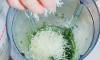 Xay cho đến khi mịn và thêm Parmesan bào mịn.