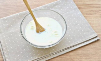Afegiu a poc a poc la llet tèbia, la mantega fosa i refredada als ingredients a granel, bateu l'ou, intentant barrejar tots els components fins que sigui el més suau possible. En pocs minuts, el llevat s'activarà, i els cristalls de sal i sucre es dissoldran completament.