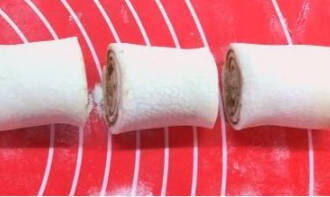 Enrotlleu la massa amb cura en un rotlle ajustat i talleu-la en 4 panets de la mateixa mida.