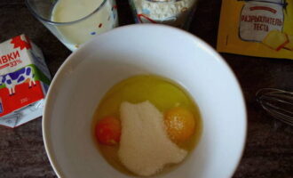 Hoe maak je luchtige Japanse pannenkoeken in een koekenpan? Klop de eieren en suiker in een kom.