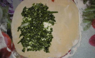 Maglagay ng ilang kutsara ng aromatic filling sa isang kalahati.