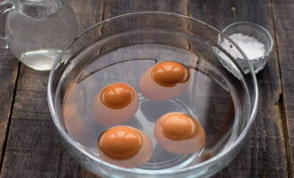 Traiem el pit acabat de la paella i el posem en un plat perquè tingui possibilitat de refredar. Escorreu l'aigua bullint de la cassola amb els ous i ompliu-los d'aigua freda. 