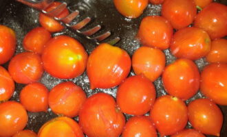 Încinge o tigaie cu ulei vegetal. Pune aici roșiile spălate în prealabil. Prăjiți-le aproximativ 7-10 minute, amestecând ușor.